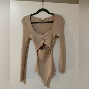 Abercrombie & Fitch Ribbed Twist Cutout Long-Sleeve Bodysuit in Taupe